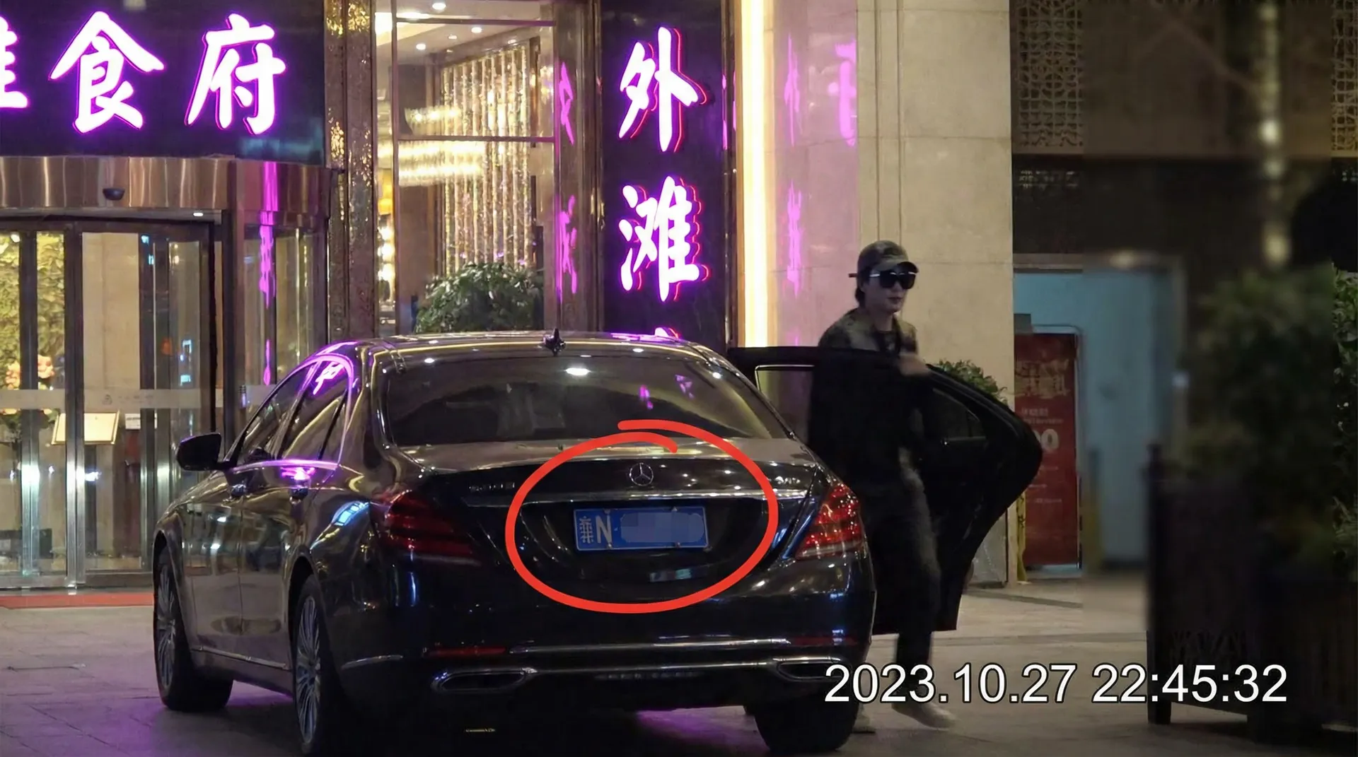 黑料吃瓜官网-热门爆料|今日热点|黑料吃瓜平台 - 豪车餐厅外偷拍